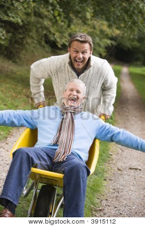 男子推独轮车的父亲