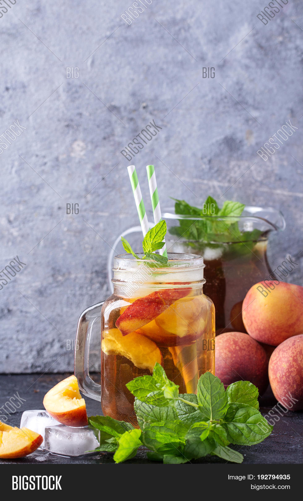 peach ice tea jars图片和照片 | bigstock