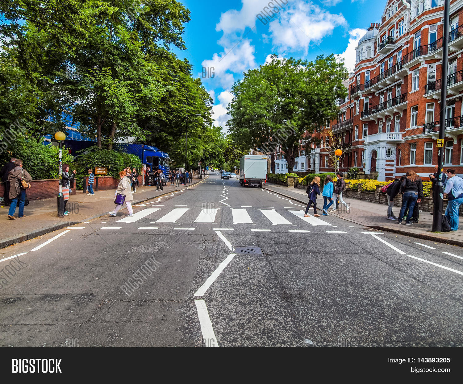 保存 london england uk - june 18: people crossing the abbey road