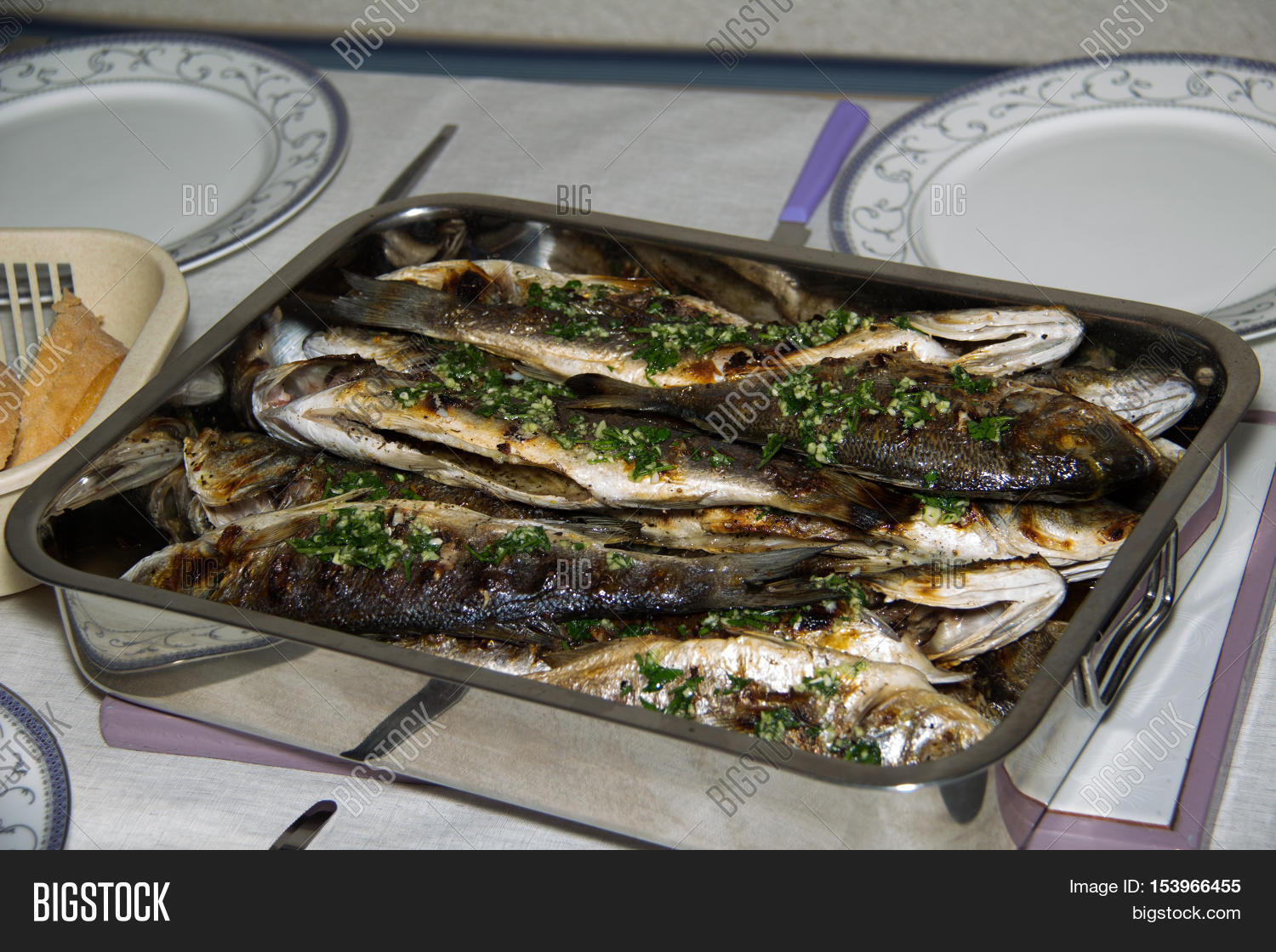 fish grill / there are fish on the grill and grilled.