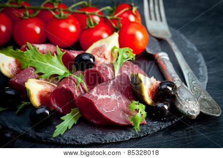 prosciutto crudo with arugula and figs