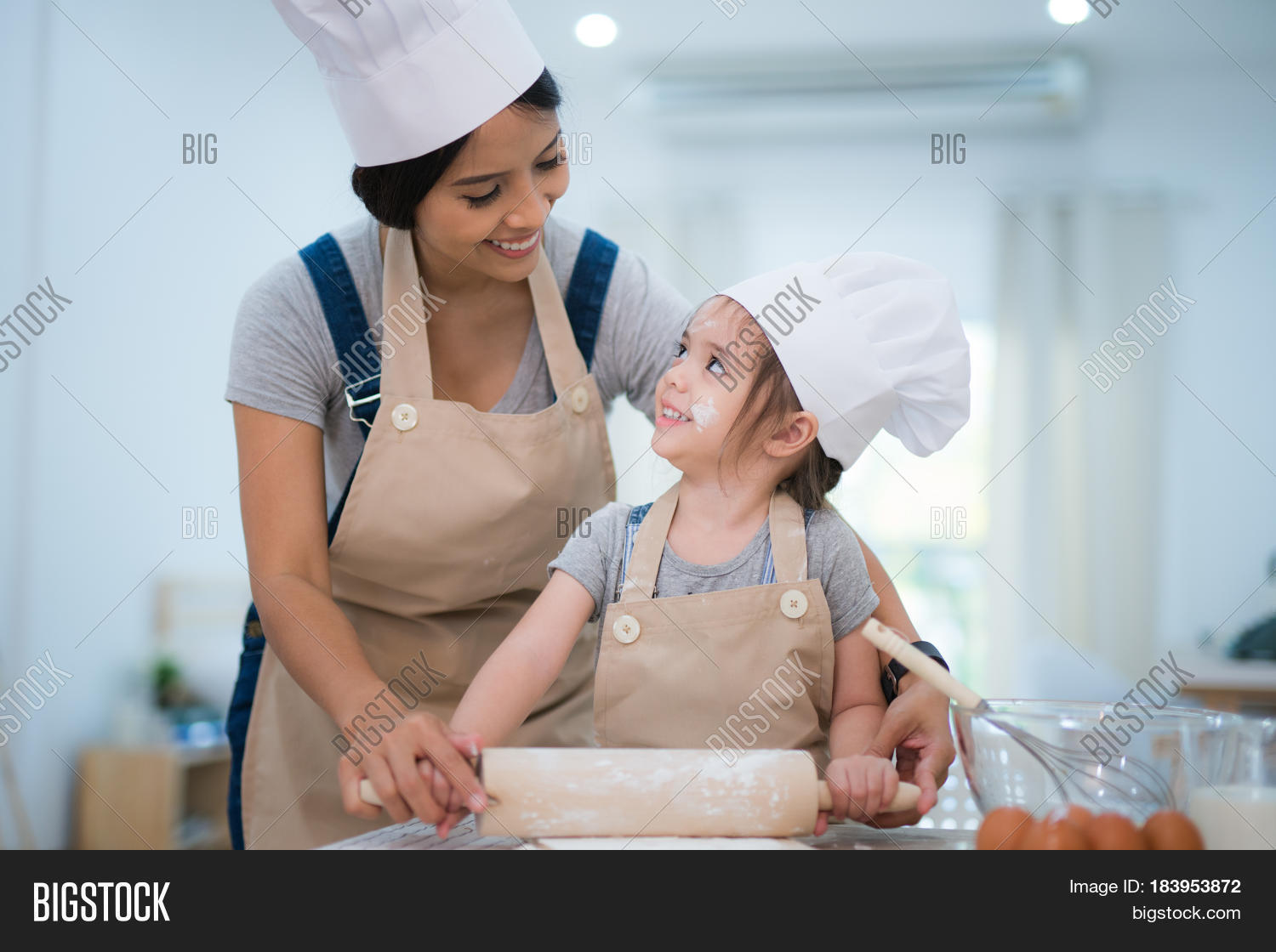 mother daugthter cooking togather图片和照片 | bigstock
