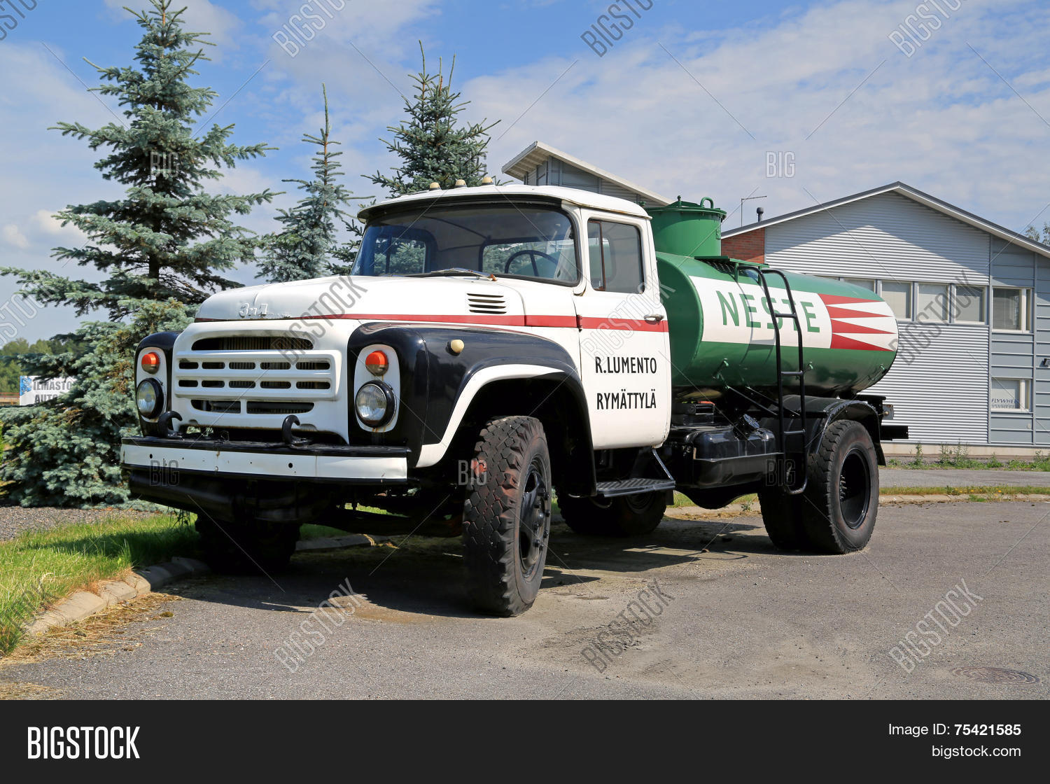 vintage zil 130 tank truck on yard图片和照片 | bigstock