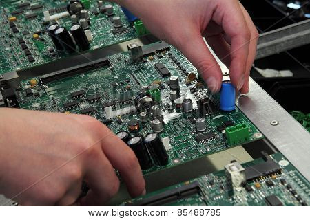 manual assembly of electronic components 库存照片和库存图片