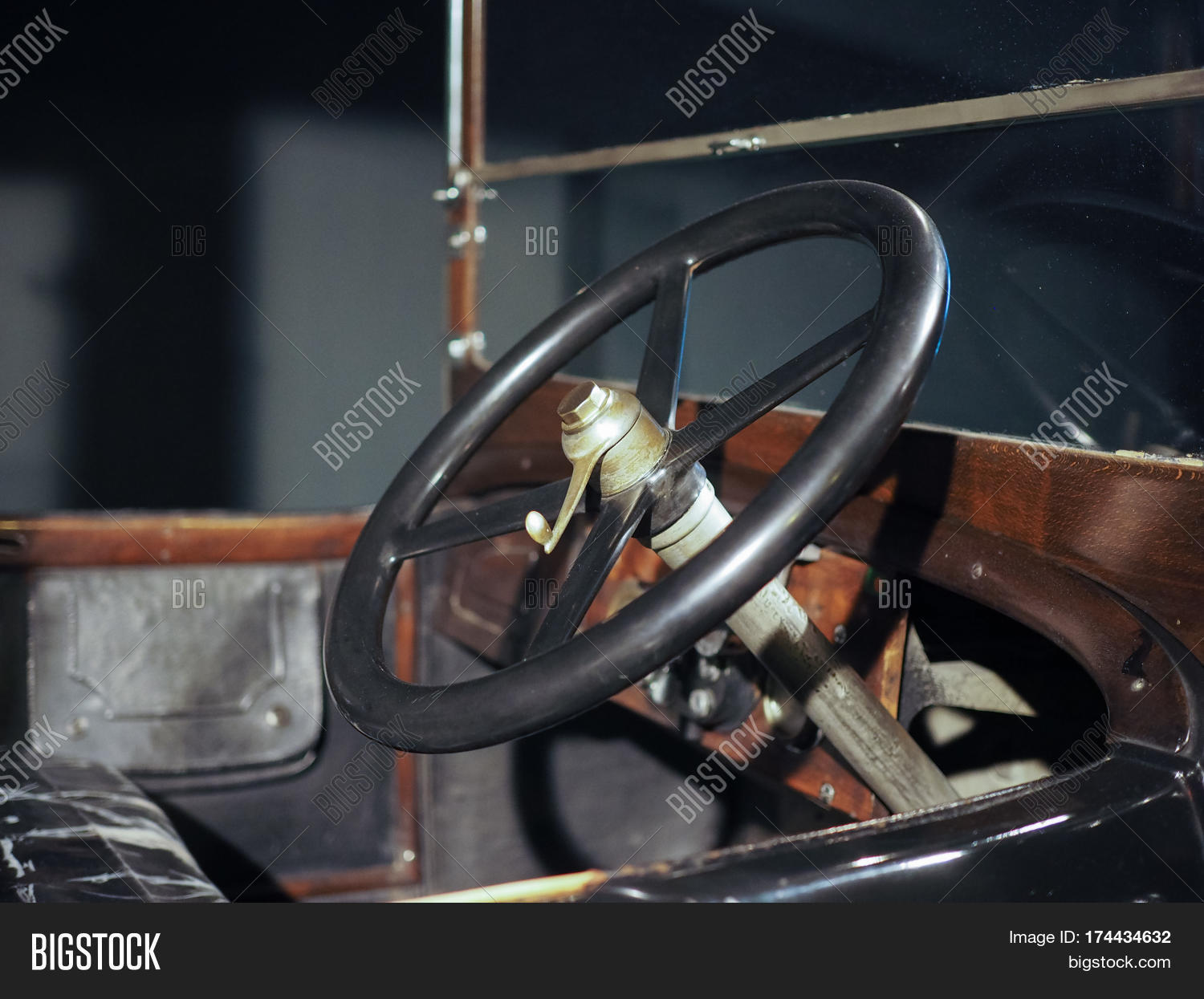 ancient cars at car museum in turin 库存照片和库存图片 | big