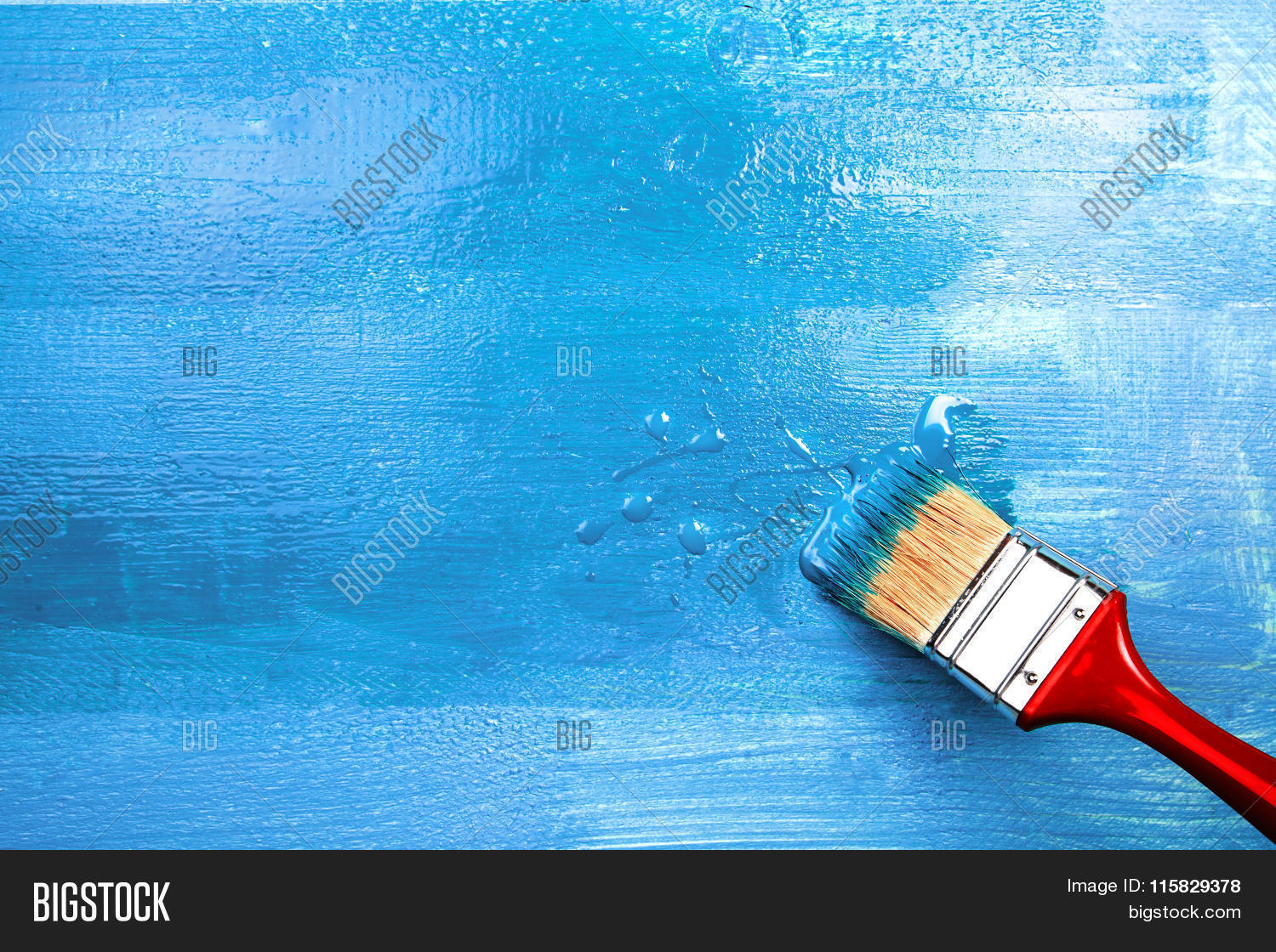 varnishing a wooden shelf using paintbrush 库存照