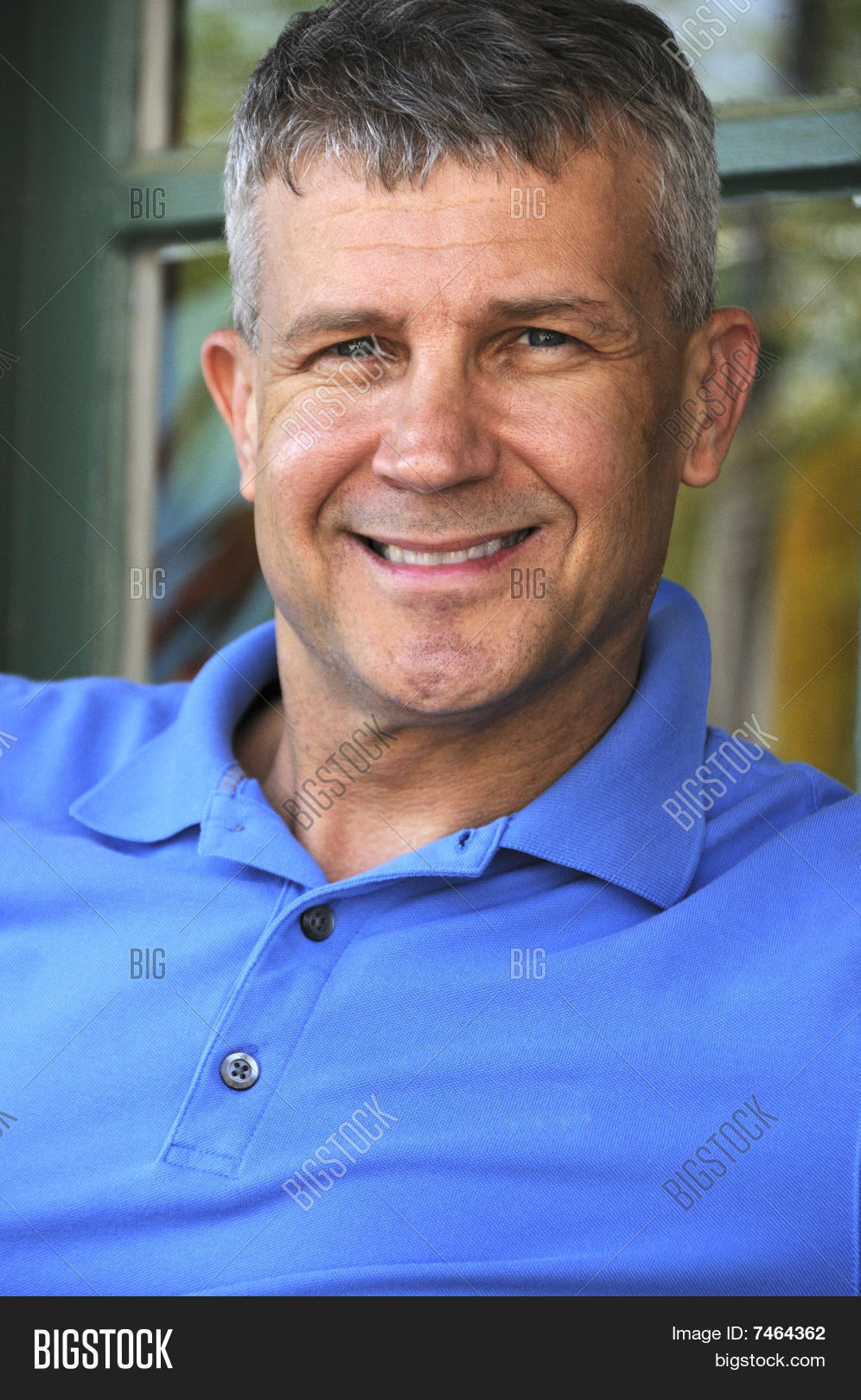 lightbox 保存取消   保存 a close-up image of a handsome niddle