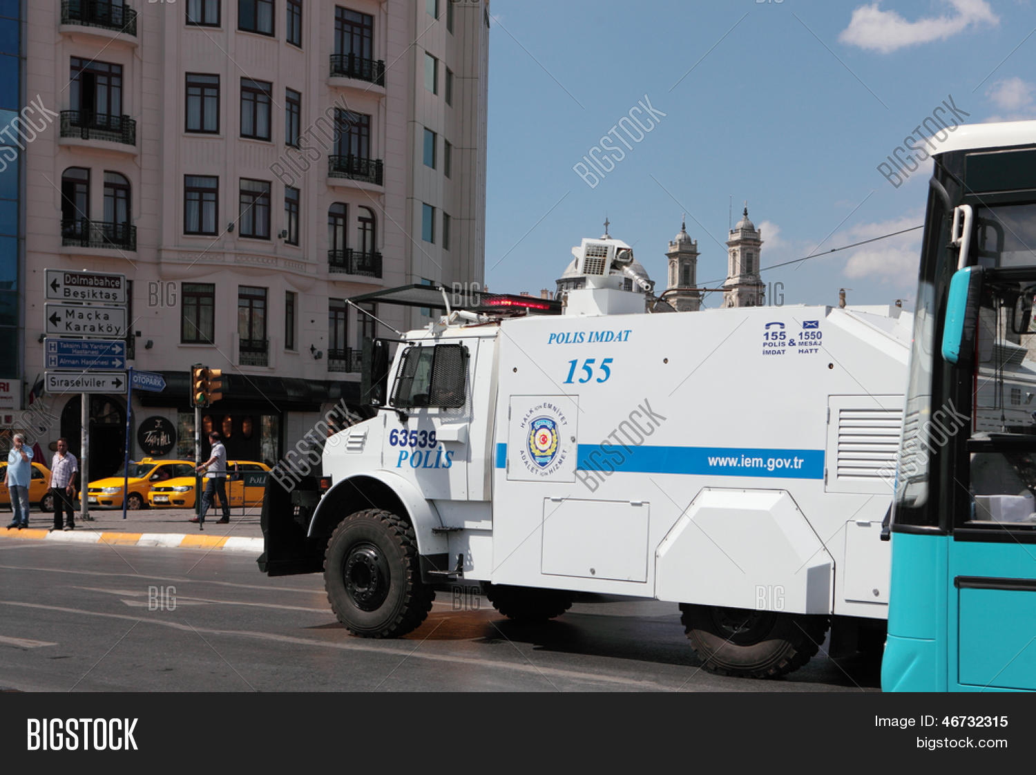 伊斯坦布尔-2012 年 6 月 30 日: 装甲的警车与土耳其伊斯坦布尔的