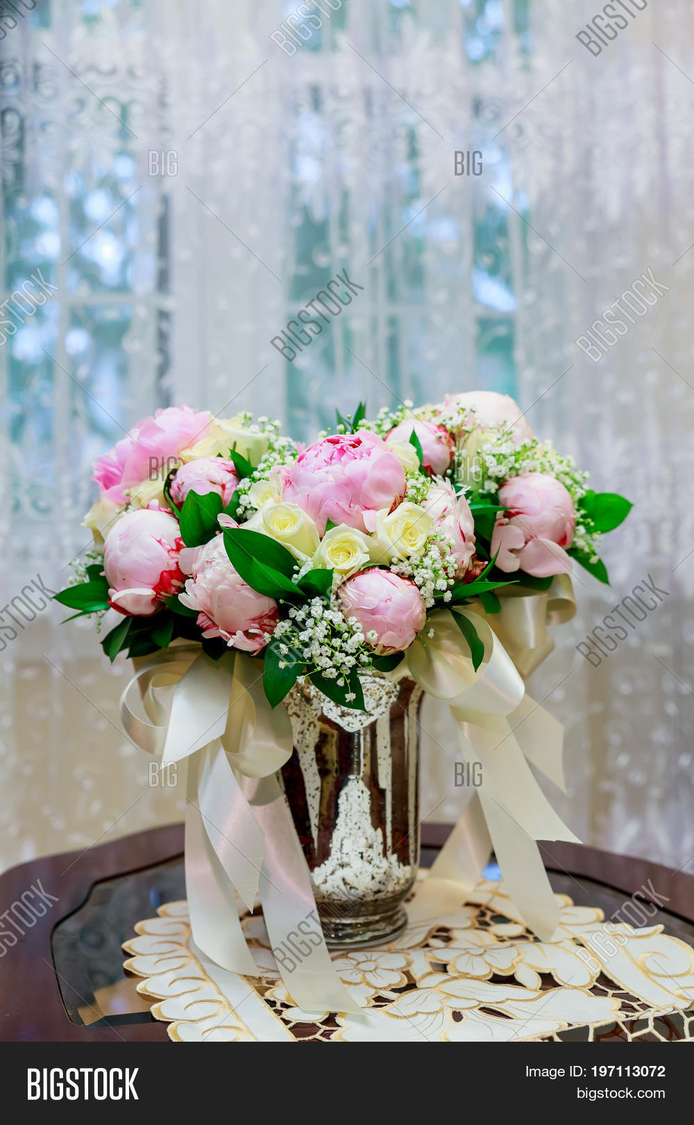 daisies and red berries bouquet of daisies wedding bouquet