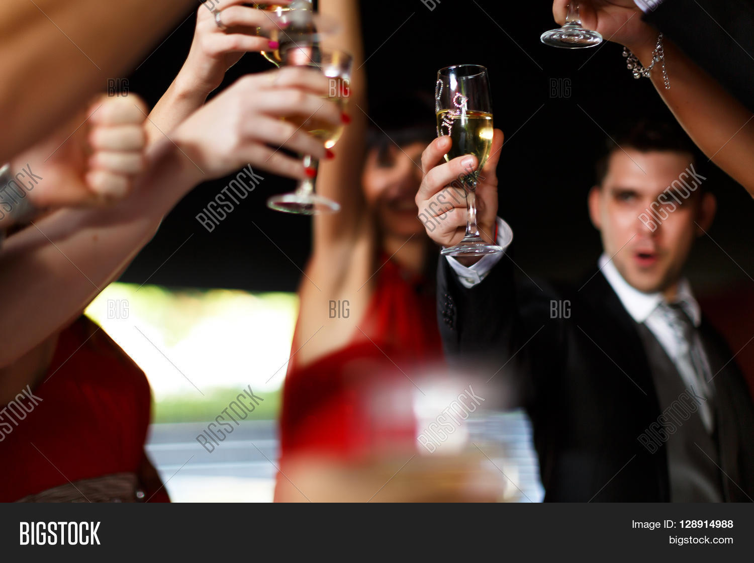 champagne, celebratory toast,图片和照片 | bigstock