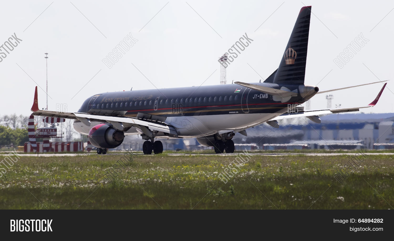 landing royal jordanian embraer erj-195ar aircraft 库存照片和