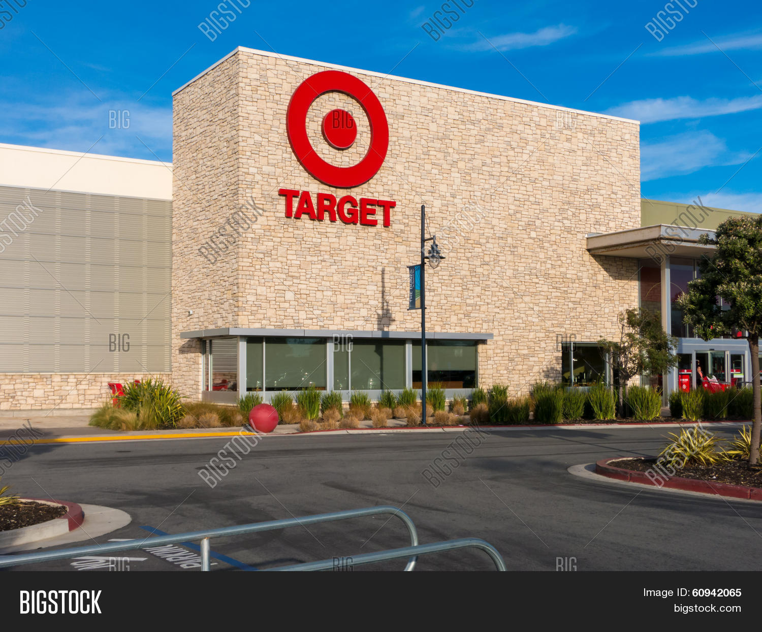 target store exterior 库存照片和库存图片 | bigstock