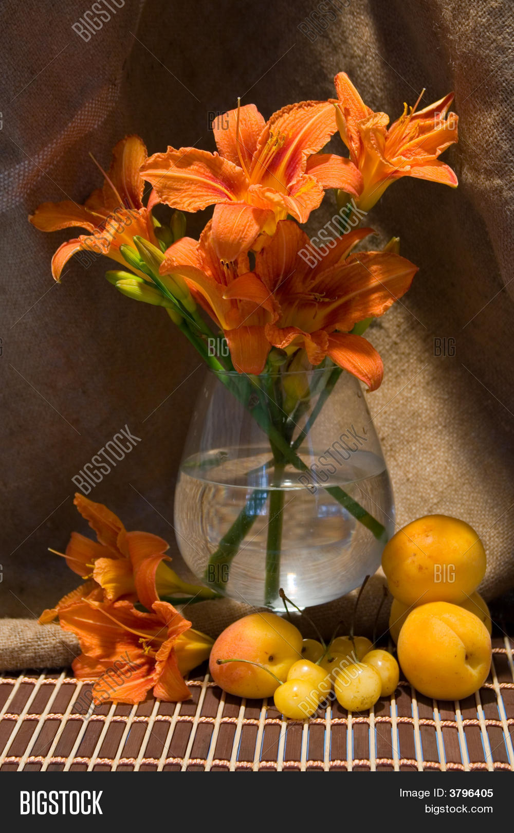 与天莉莉和新鲜水果静物图片和照片 | bigstock