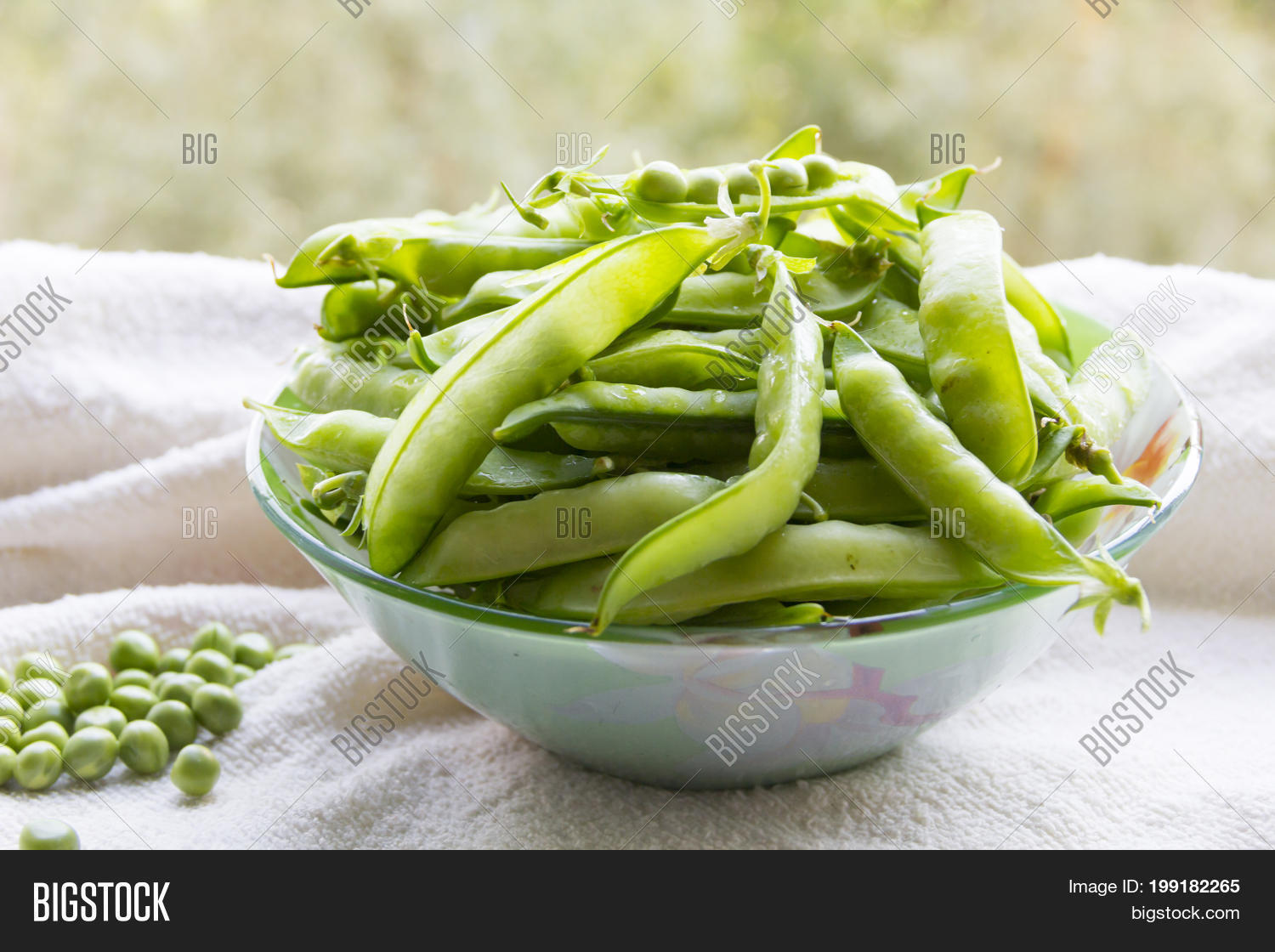 pile of peas and peas in bowls on the table
